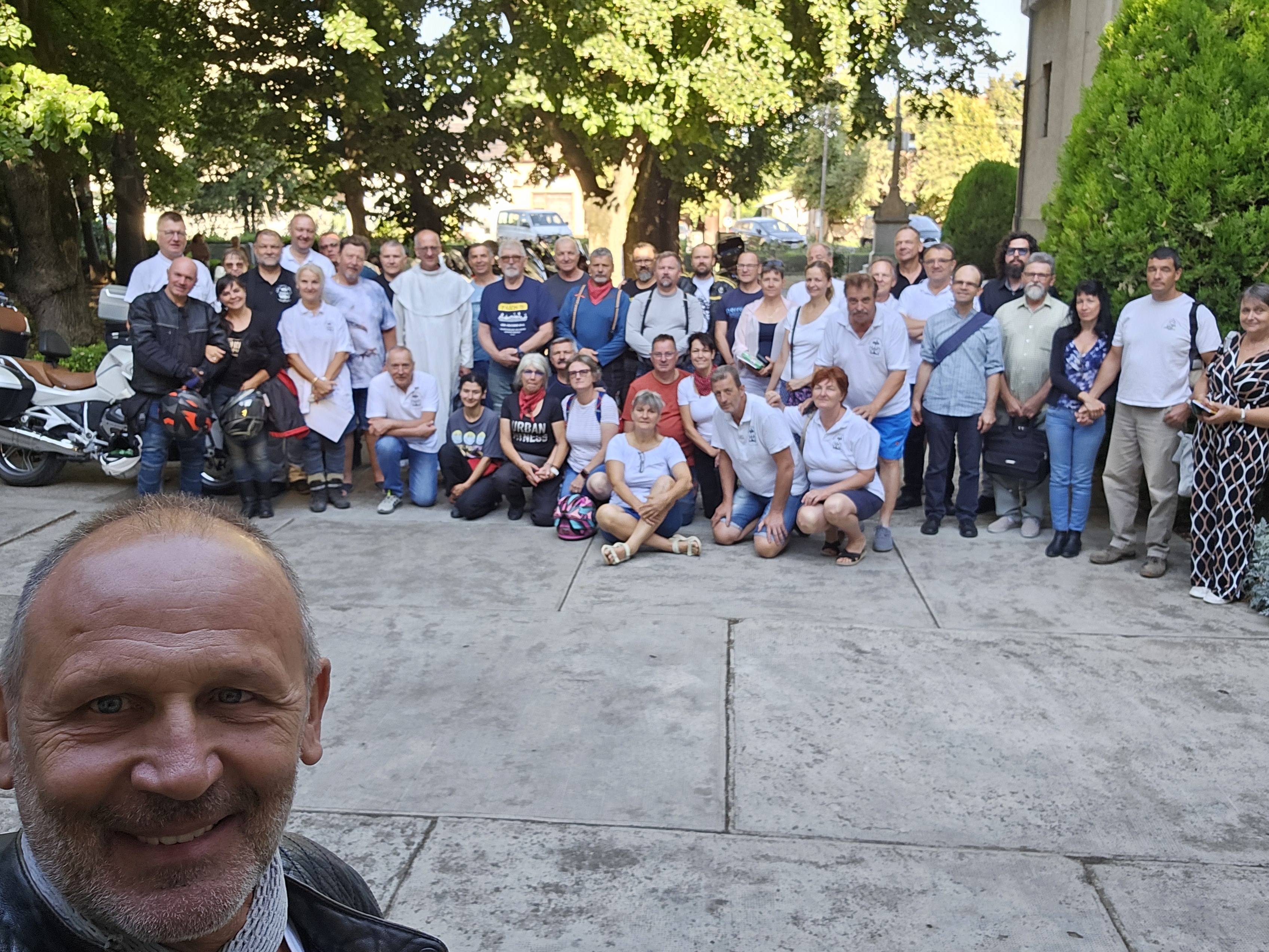 Hazaindulás előtt a temerini templomtéren