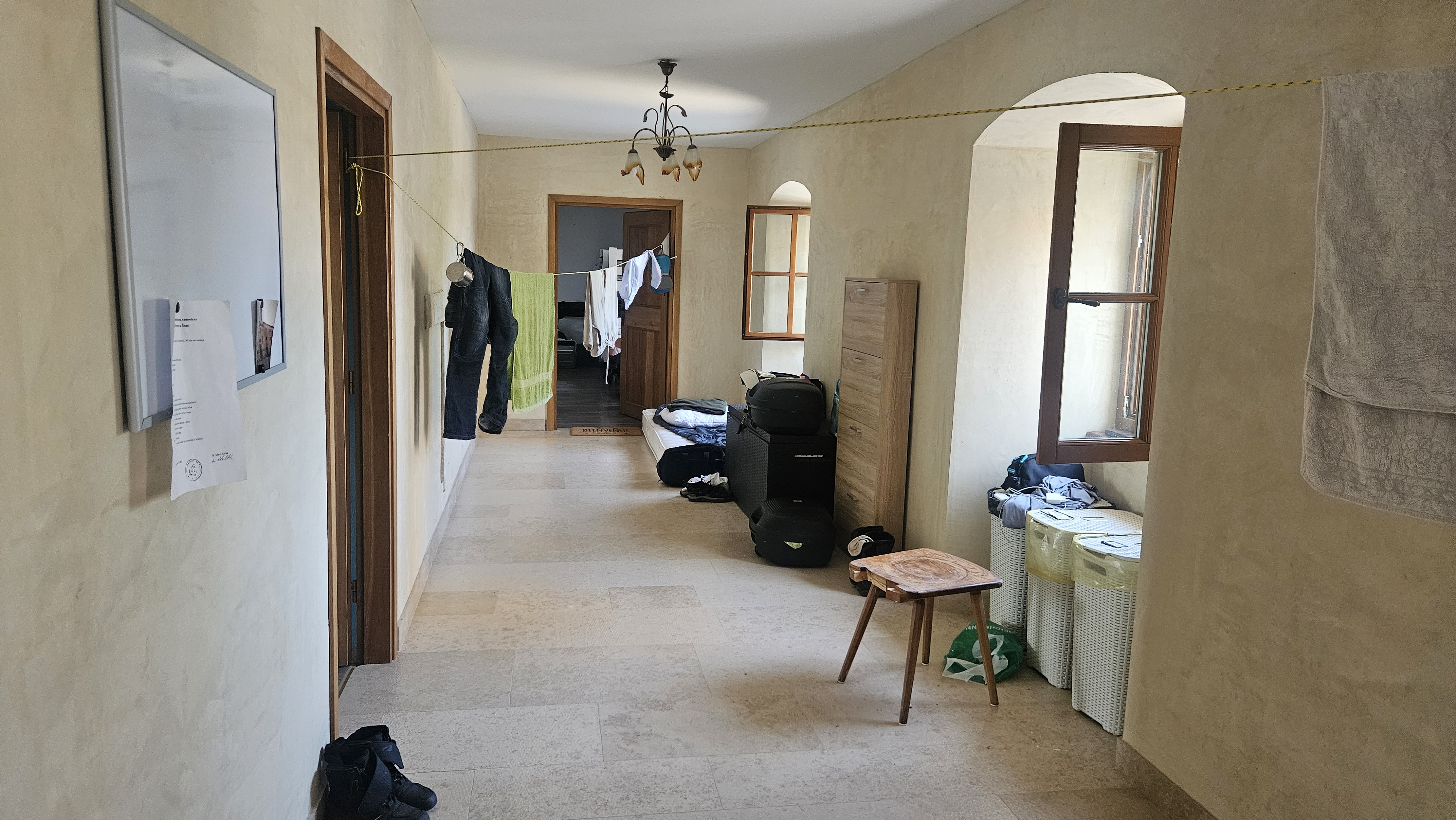 Motoros csendélet a kolostorban